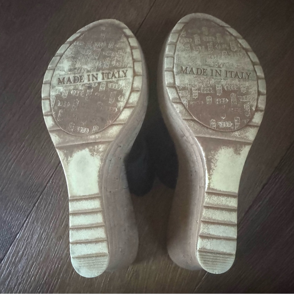 Italian Shoemakers Black Wedge Sandals - Picture 8 of 9